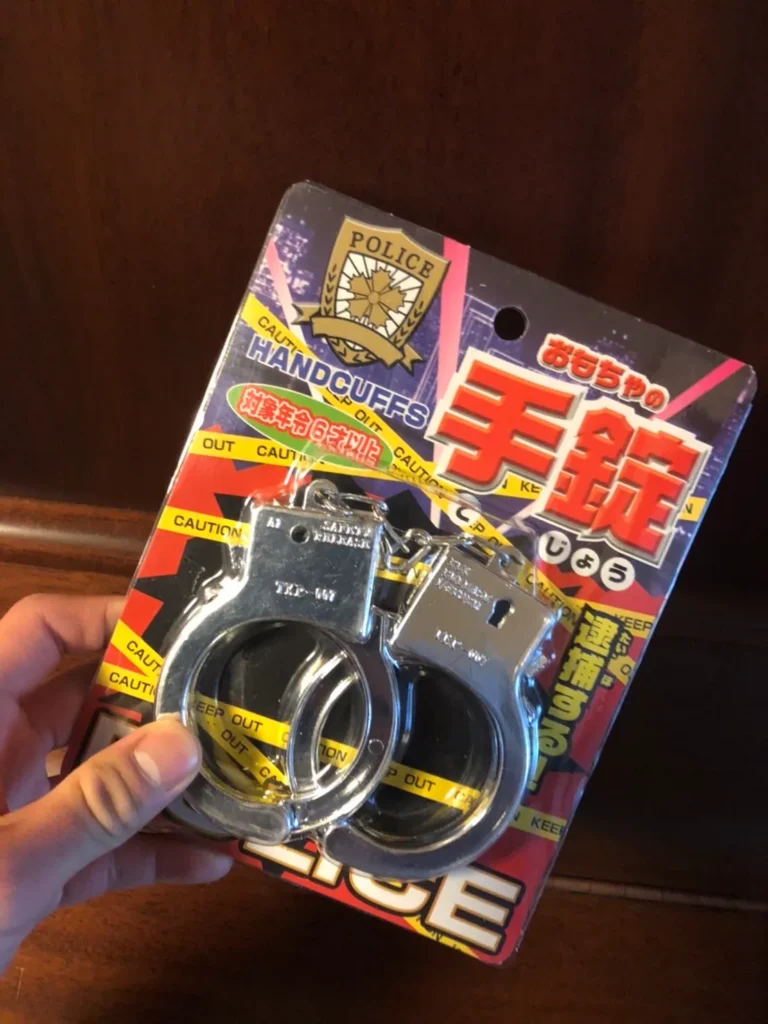 ダイソーやセリアでおもちゃの手錠は通年購入できますか?