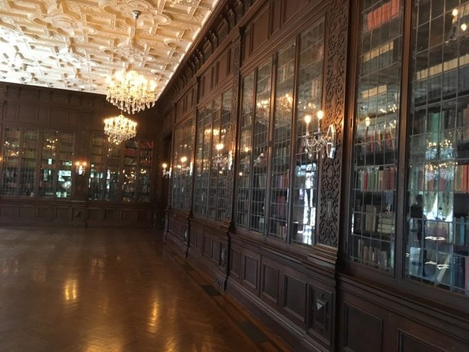 Casa Loma 図書棚