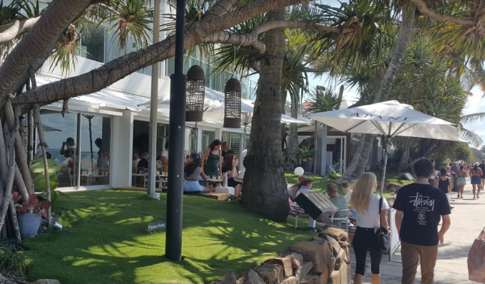 Noosa Main Beach walk side