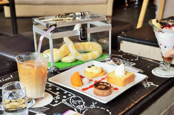 ヘビカフェ