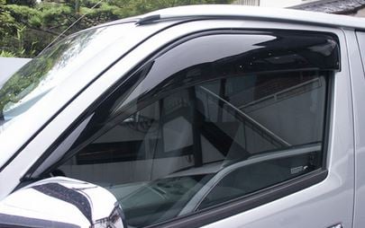 北海道の車には100%サイドバイザーが付いている